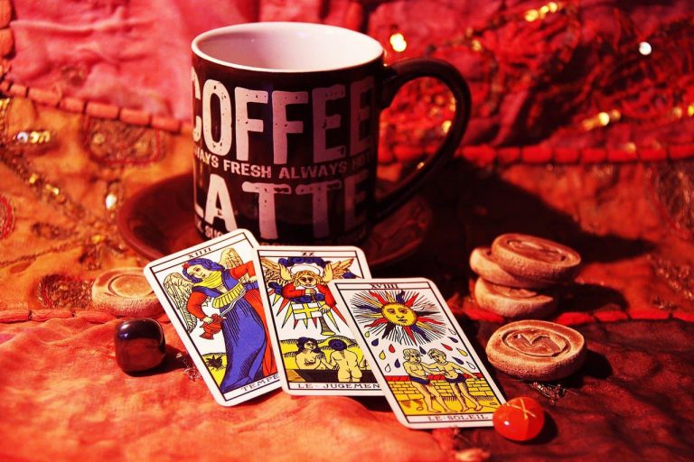 Káva a hrací karty