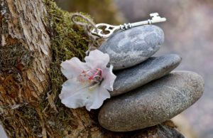 Obrázek kamenů, klíč a květ