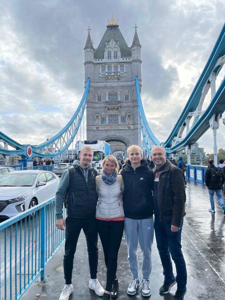 Z nedávné návštěvy Londýna (zleva syn Vojta, Renáta Zoubková, syn Matyáš a manžel Petr)